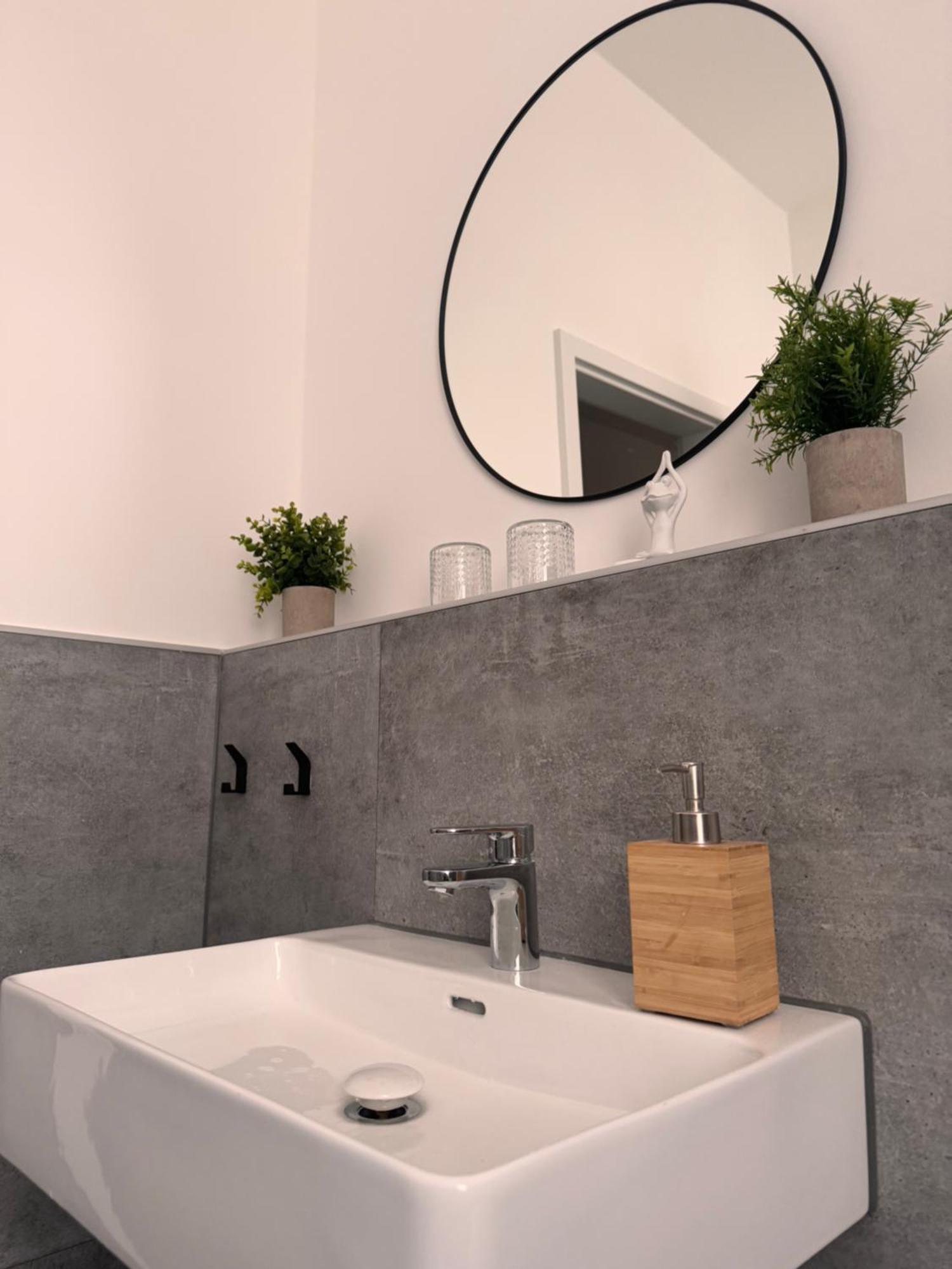 Studio Apartment Im Zentrum Mit Parkplatz & Neuem Badezimmer Magdeburg Ngoại thất bức ảnh